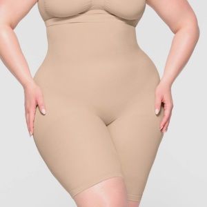 Skims Seamless Sculpt Mid Thigh Short